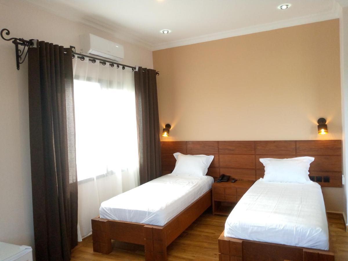 Soa Lia Hotel Miandrivazo Exteriör bild